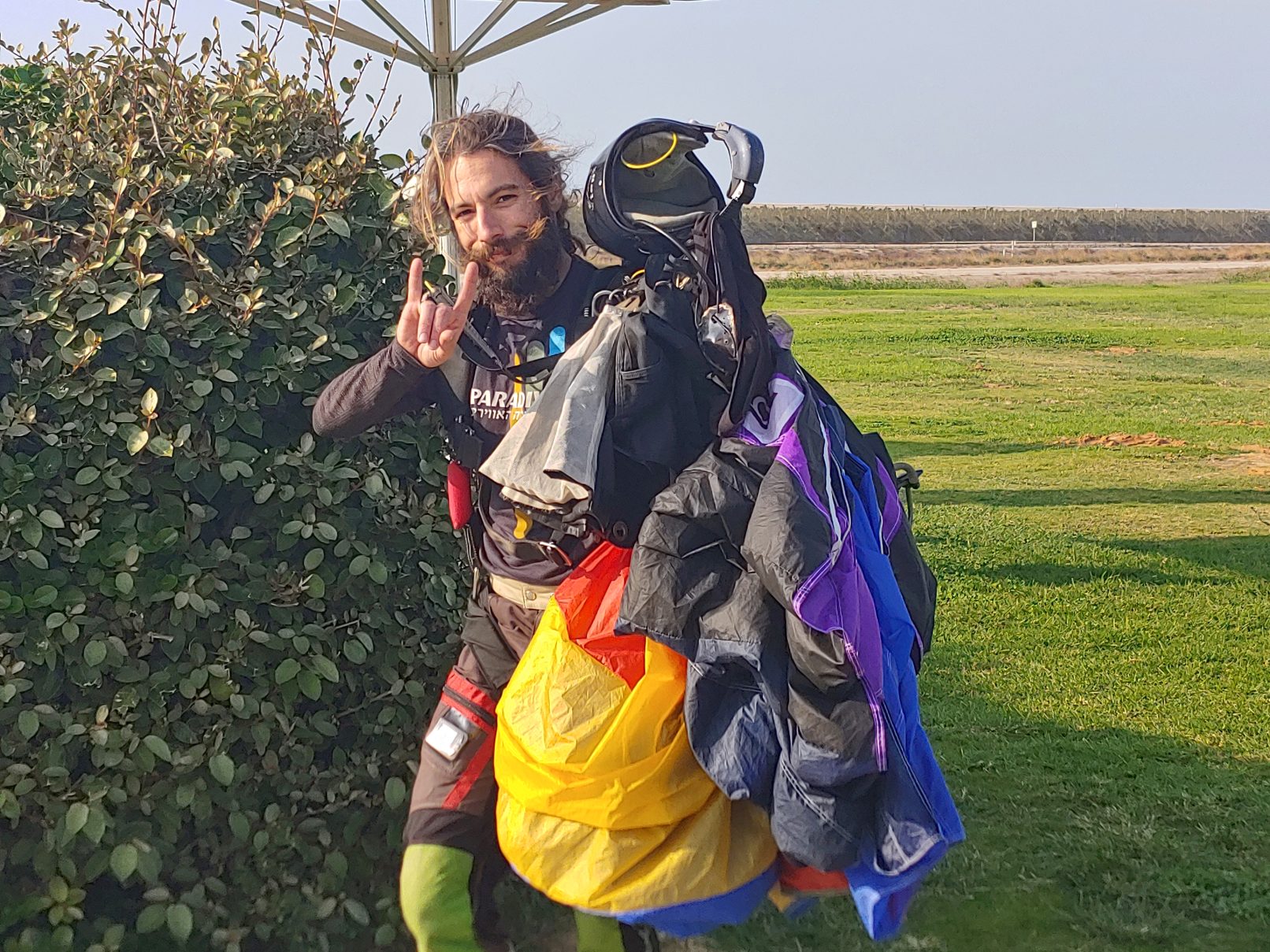 Skydiving cool instructor landing in Habonim beach at Paradive club