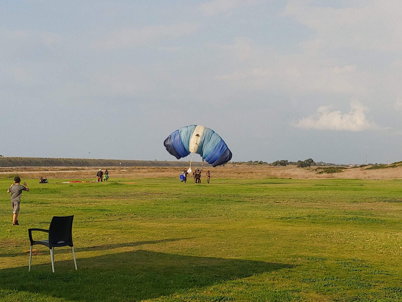 Skydiving landing in Habonim beach at Paradive club